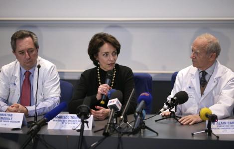 Le Pr Christian Latrémouille (à gauche) aux côtés de Marisol Touraine et du Pr Alain Carpentier ...