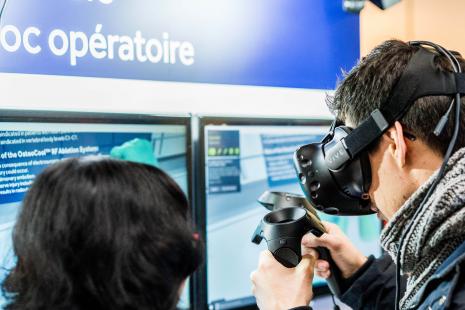 Les casques de réalité virtuelle sont utilisés comme tutoriels immersifs reproduisant des opérations chirurgicales