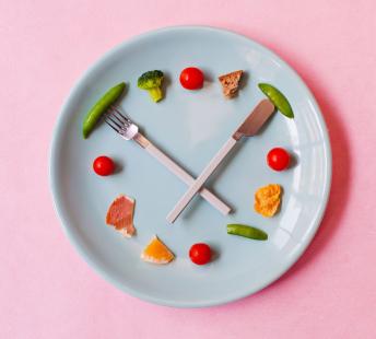 La réduction du temps journalier de nutrition, sans diminution calorique, suscite l’intérêt croissant du public
