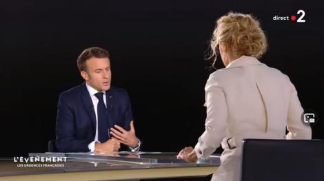 Emmanuel Macron face à Caroline Roux sur France 2, le 26 octobre