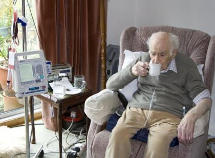 Homme âgé de 94 ans atteint de fibrose sous assistance respiratoire et transfusion sanguine.