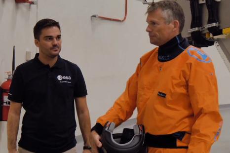 Le Dr Stephen Alamo aux côtés de son « patient » astronaute Andreas Mogensen 