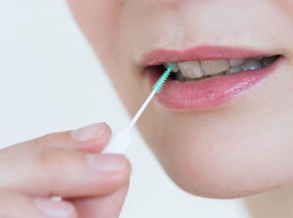 Prévention des gingivites : brossette et fil dentaire au coude à