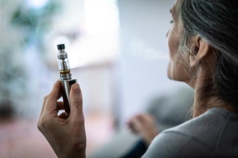 À six mois, le taux d’abstinence continue du tabac depuis la date d’arrêt était de 28,9 % dans le groupe e-cigarette