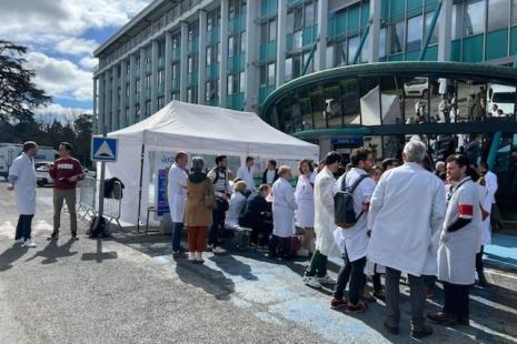 À Pau, les médecins campent devant la Cpam en attendant le retour d’une délégation