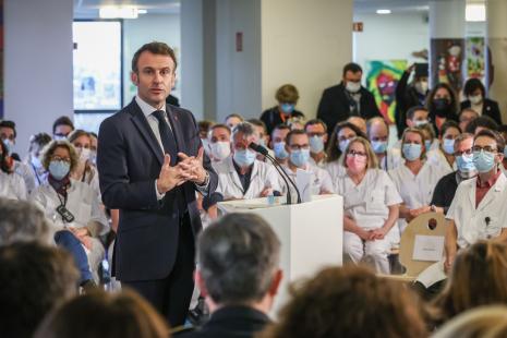 Le 6 janvier, lors de ses vœux aux soignants, Emmanuel Macron a promis de mettre un "vrai tandem" administratif et médical à la tête des hôpitaux  