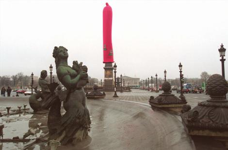 Une vue générale d’un préservatif géant rose placé sur l’Obélisque de la place de la Concorde,  le 1er décembre 1993 par les groupes anti-Sida,  Act Up et le fabriquant de vêtement italien, Benetton, pour marquer la Journée mondiale du Sida.