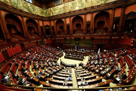 Depuis 1978, le parlement italien a voté plusieurs lois organisant la psychiatrie hors les murs