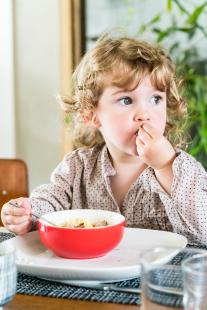 La majorité des parents qui pratiquent une exclusion alimentaire l’appliquent également à leur tout-petit