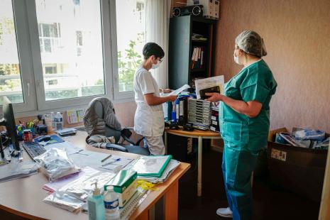 À Clamart (Hauts-de-Seine), un médecin venu prêter main-forte dans un EHPAD