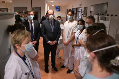 Jean Castex et Olivier Véran, à la rencontre du personnel hospitalier, à Tours, le 2 avril. Ils avaient annoncé une enveloppe de 165 millions d'euros pour le CHRU 