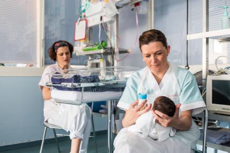 Chez les nouveau-nés exclusivement allaités nécessitant un biberon de complément en maternité, seules les formules avec hydrolyse extensive des PLV doivent être utilisées